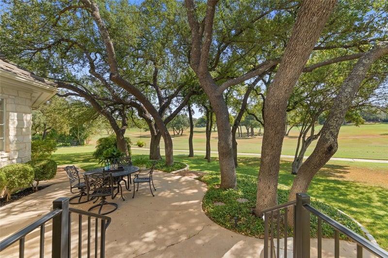 34 Tiburon DR, The Hills, TX 78738