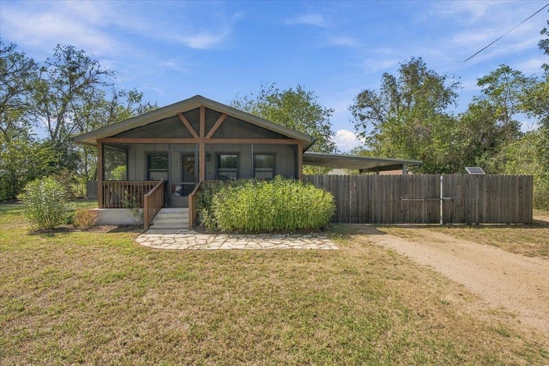 706 Jones ST, Smithville, TX 78957