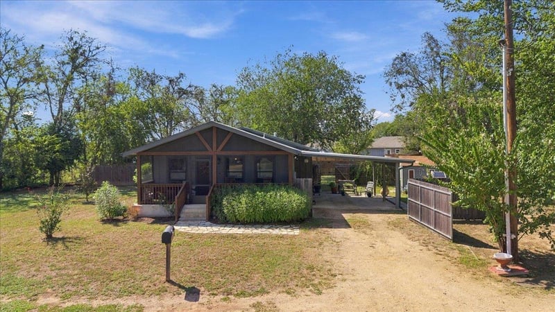 706 Jones ST, Smithville, TX 78957