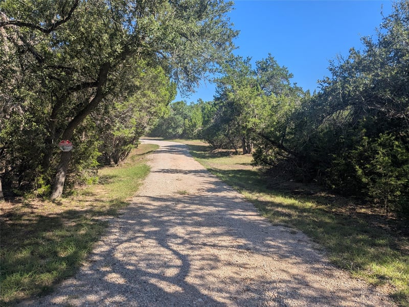 105 Oak LN, Dripping Springs, TX 78620