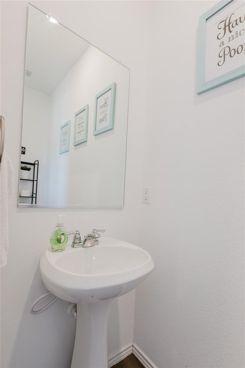 504 N Thunderstorm Ave, Lockhart, TX 78644