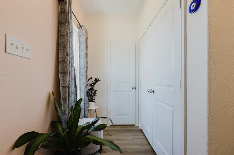 504 N Thunderstorm Ave, Lockhart, TX 78644
