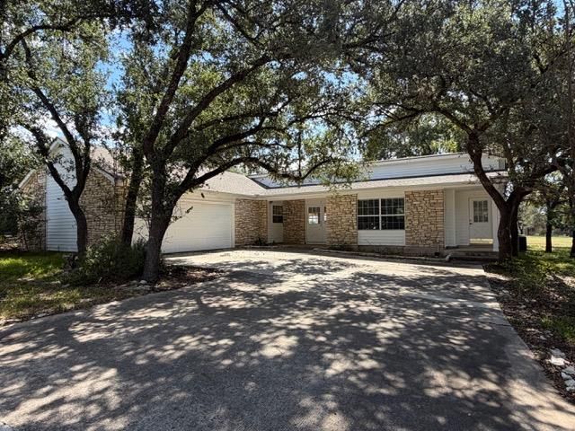 7 Country LN, Wimberley, TX 78676
