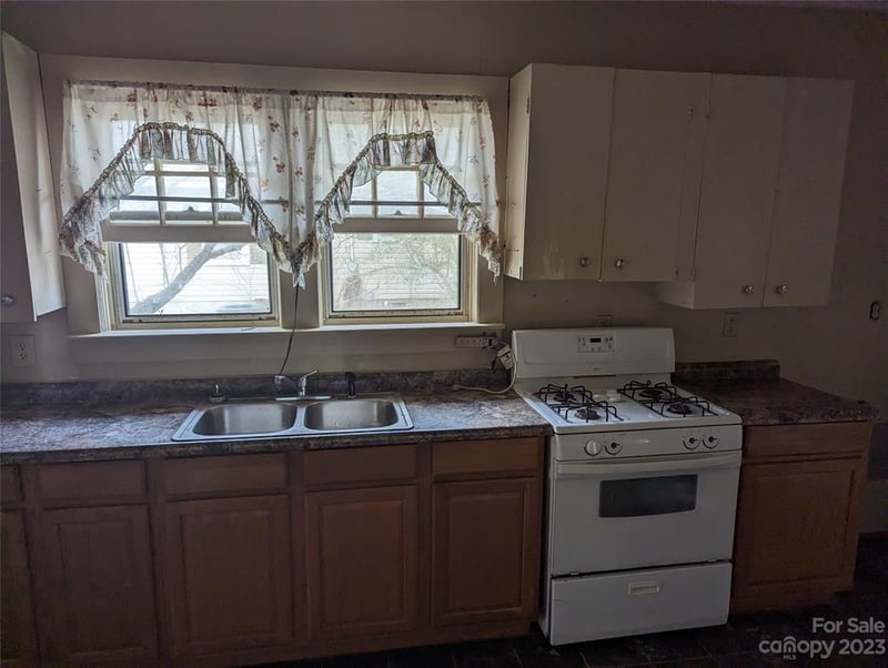 31 Stowe St, Lowell, NC 28098