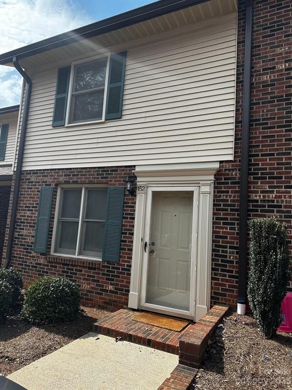 1330 5th St NE #152, Hickory, NC 28601