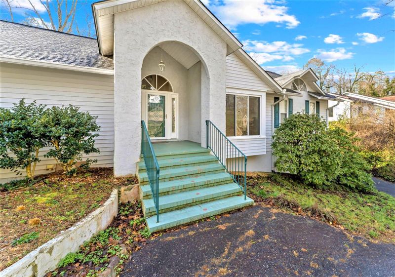 1067 18th Ave NW, Hickory, NC 28601