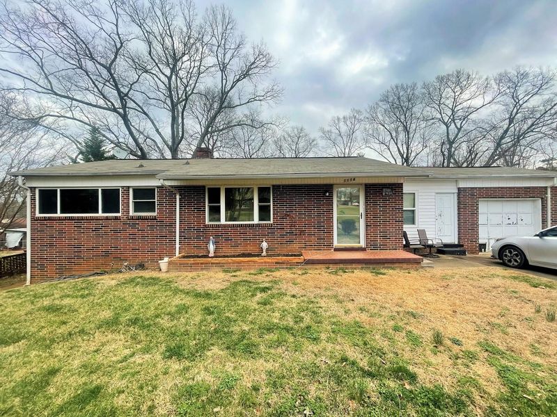 1114 12th Street Pl NE, Hickory, NC 28601