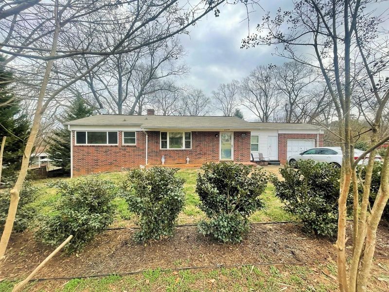 1114 12th Street Pl NE, Hickory, NC 28601