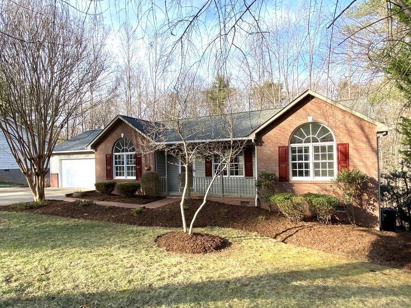 723 16th Ave SE, Hickory, NC 28602