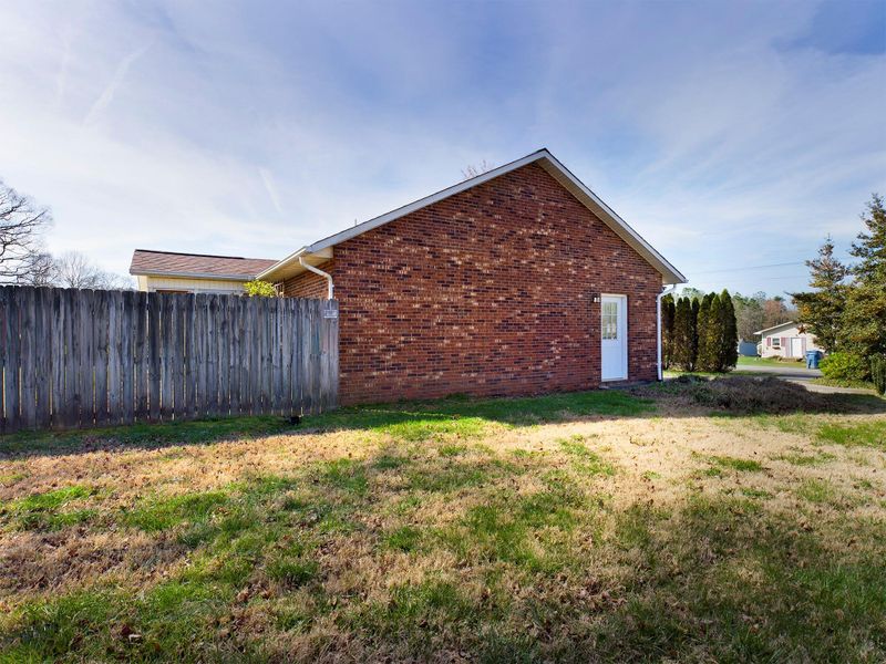 3726 34th St NE, Hickory, NC 28601