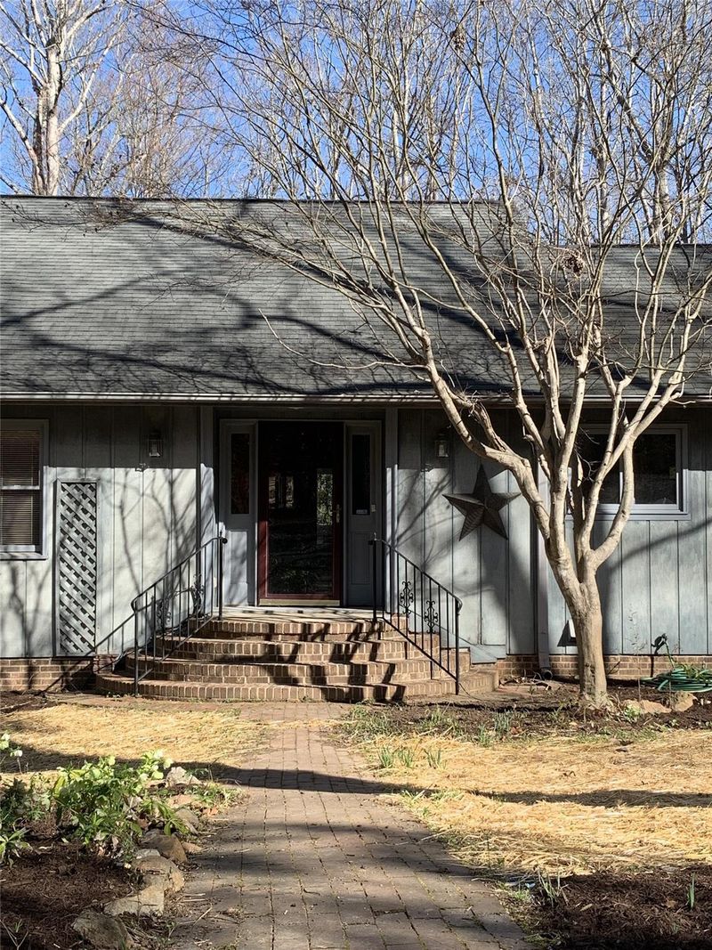 9236 N Pine Hill Ln, Charlotte, NC 28215