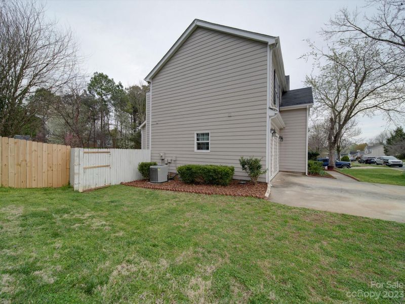 9821 Ashley Farm Dr, Matthews, NC 28105