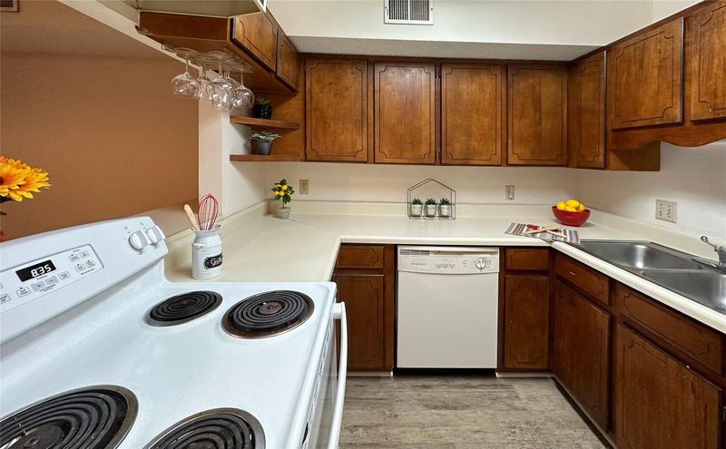 2433 1st St NW #16D, Hickory, NC 28601