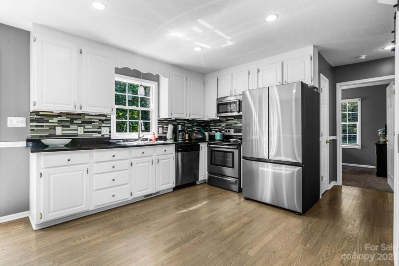 4161 Arrowhead Dr, Hickory, NC 28601