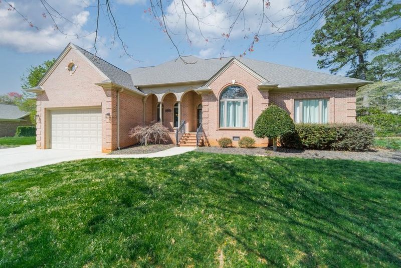 8005 Broadmoor Ln, Stanley, NC 28164