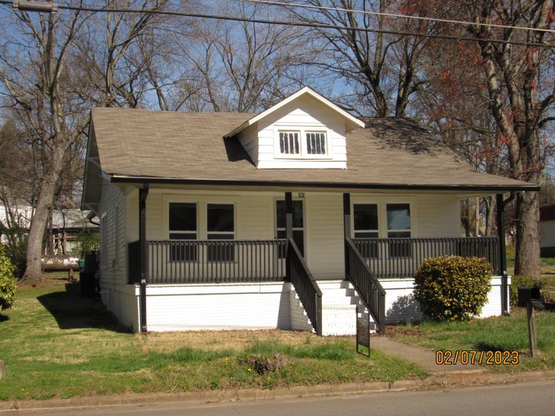 322 E 20th St, Newton, NC 28658