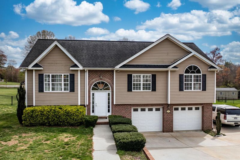 5897 Pinewinds Dr, Hickory, NC 28602