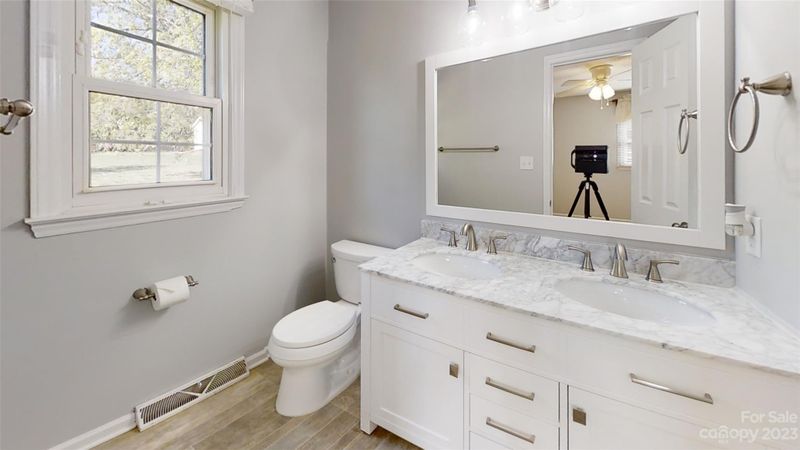 1778 Waterfalls Dr, Lincolnton, NC 28092
