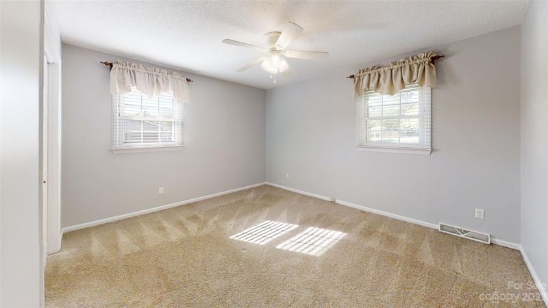 1778 Waterfalls Dr, Lincolnton, NC 28092
