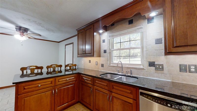 1778 Waterfalls Dr, Lincolnton, NC 28092
