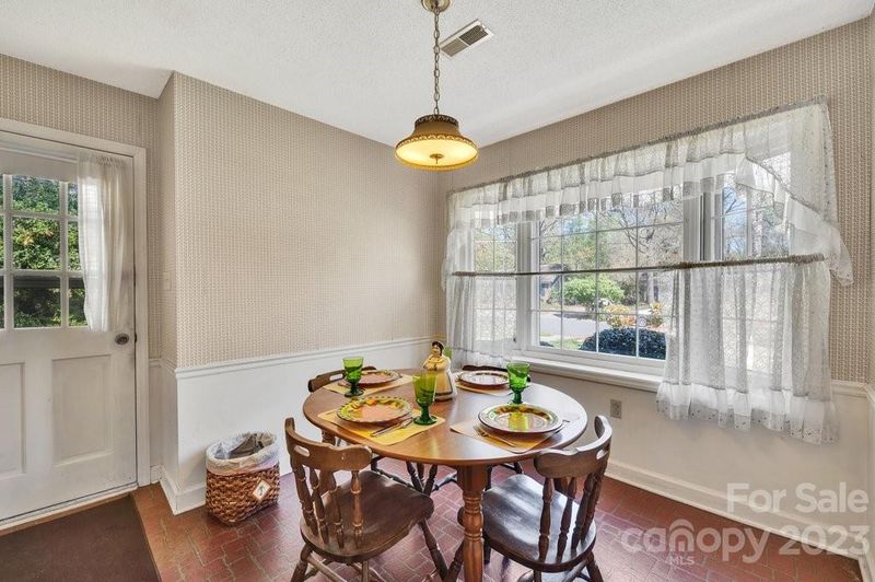 4905 Chestnut Lake Dr, Charlotte, NC 28227