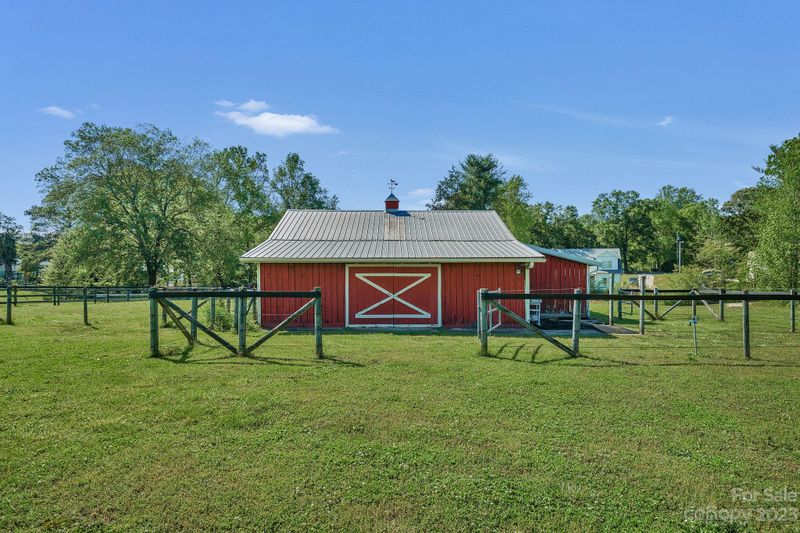 1916 Cox Rd, Matthews, NC 28104