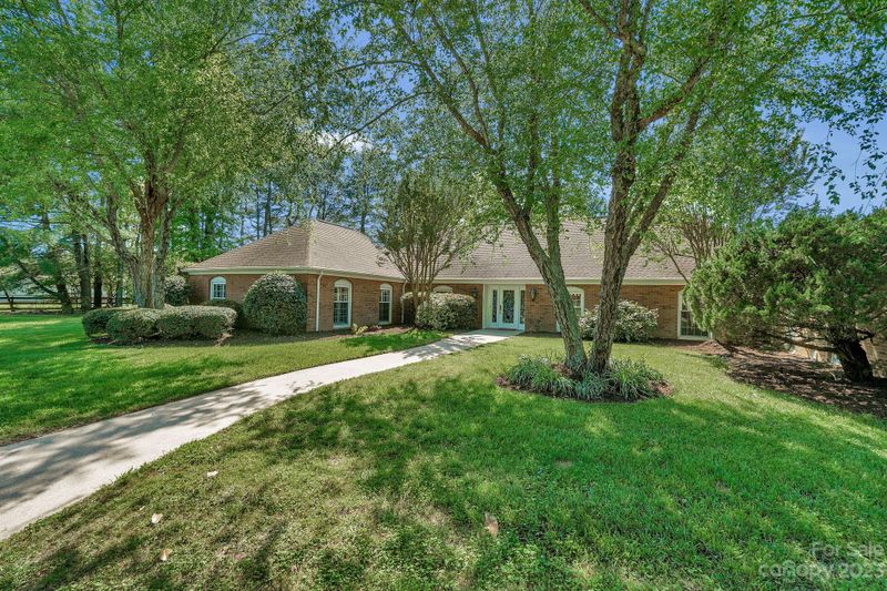 1916 Cox Rd, Matthews, NC 28104
