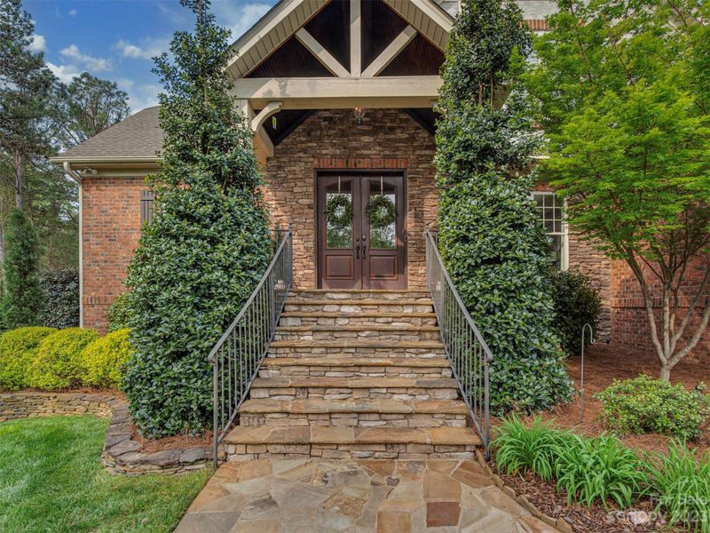 6211 Fox Chase Dr, Davidson, NC 28036