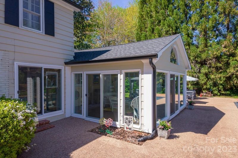 225 33rd Ave NE, Hickory, NC 28601