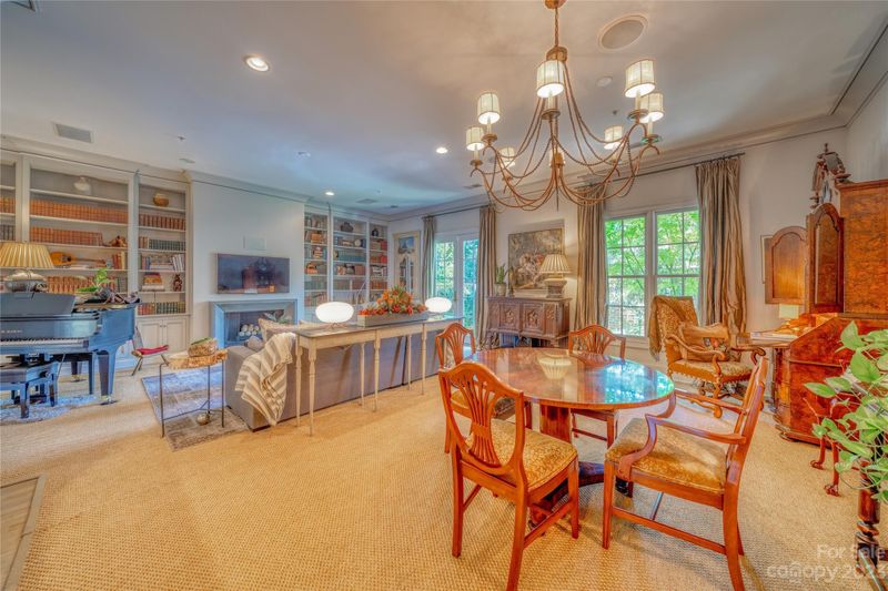 239 Crownsgate Ct, Charlotte, NC 28207