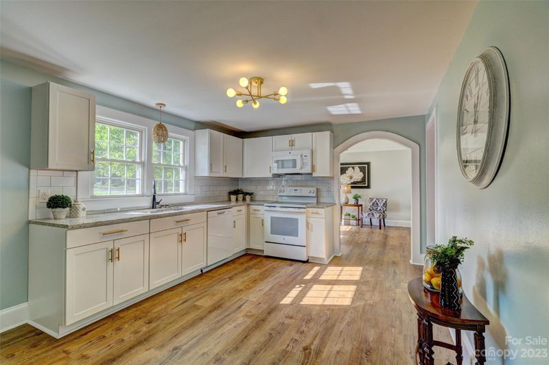 128 Delview Dr, Cherryville, NC 28021