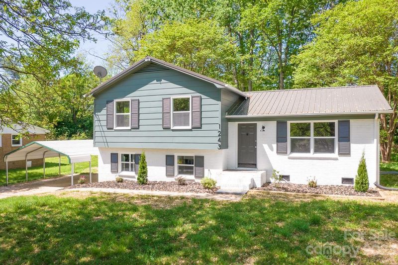 1243 Village Cir, Hickory, NC 28602