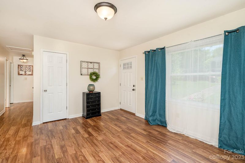5324 River Falls Dr, Charlotte, NC 28215