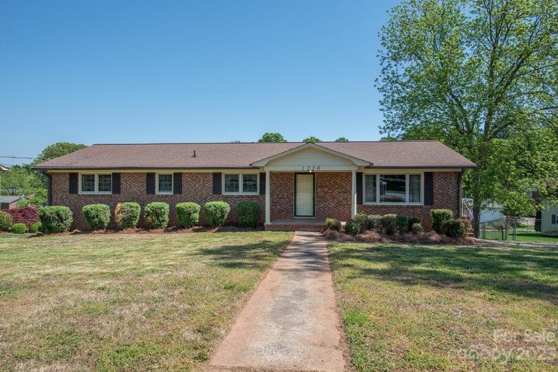 1220 Landsdowne Dr, Gastonia, NC 28054