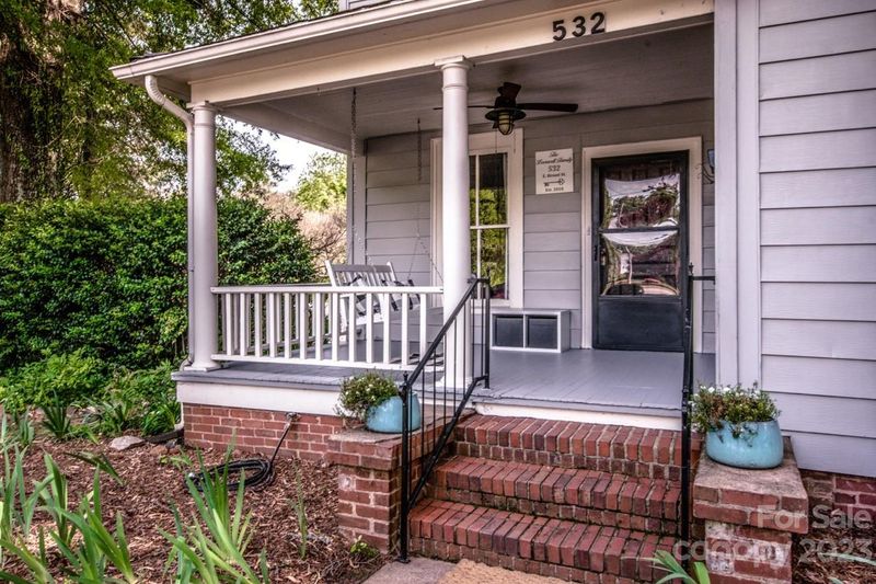 532 Broad St E, Statesville, NC 28677