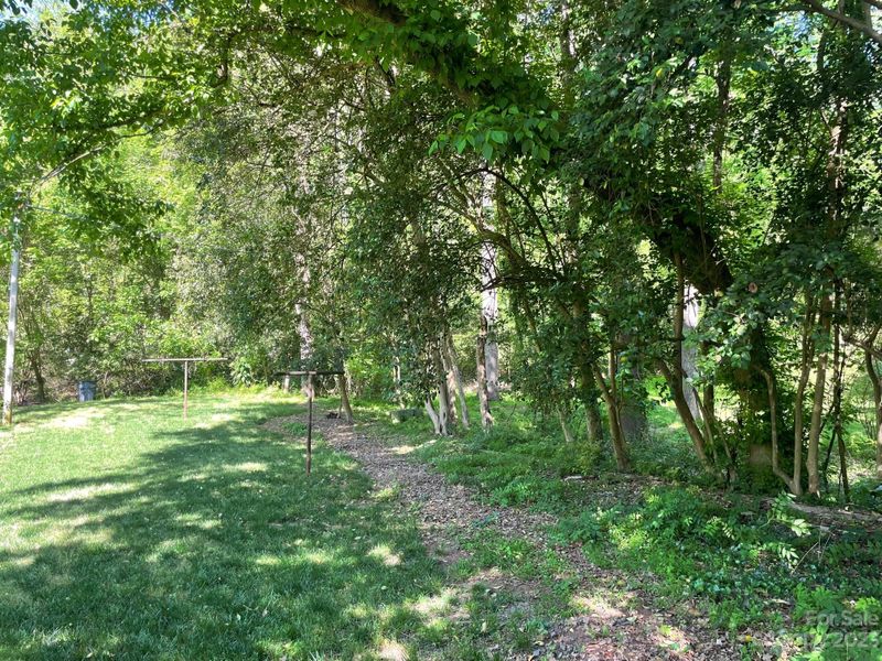 5042 Valley Stream Rd, Charlotte, NC 28209