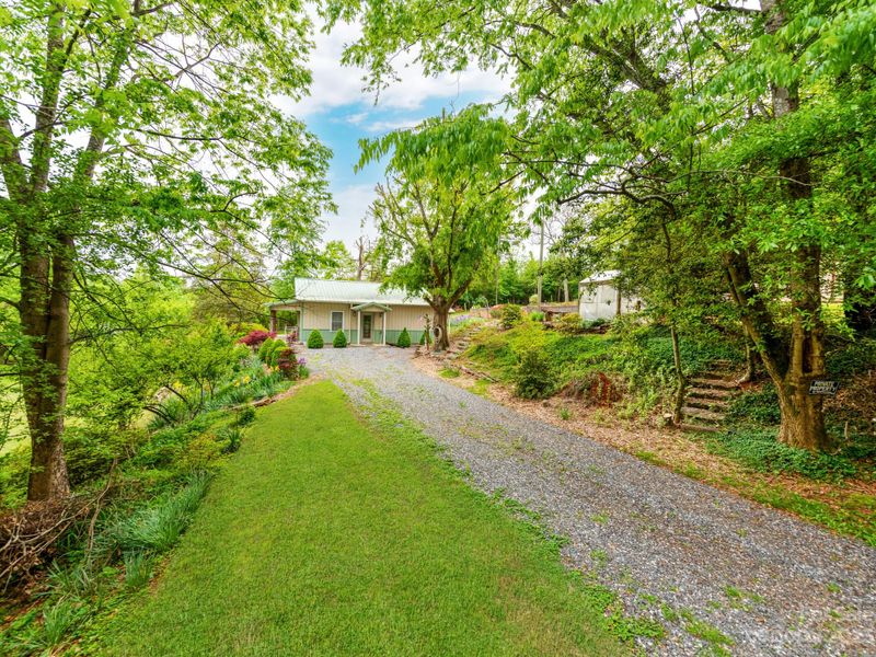 932 Village Cir, Hickory, NC 28602