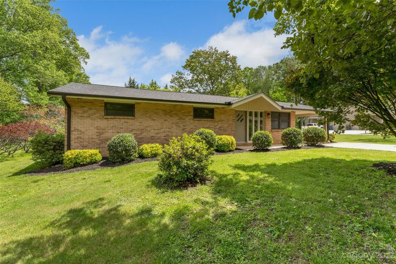 1660 26th St NE, Hickory, NC 28601
