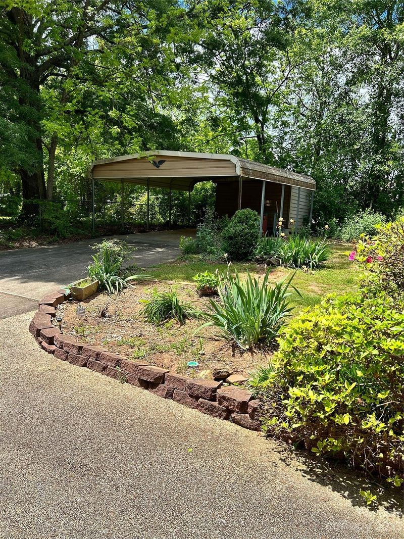 1295 18th St NE, Hickory, NC 28601