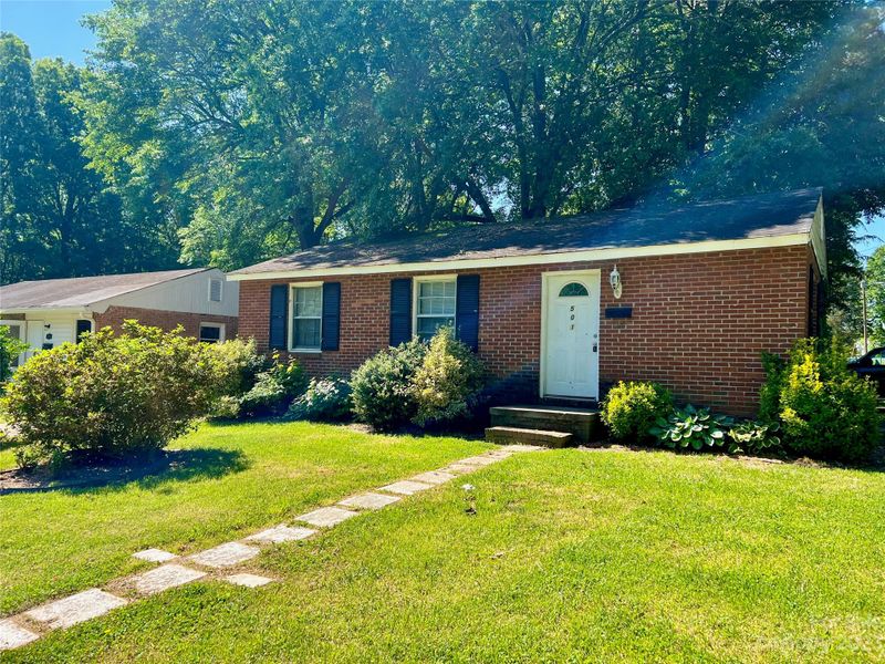 501 Peachtree St E, Dallas, NC 28034