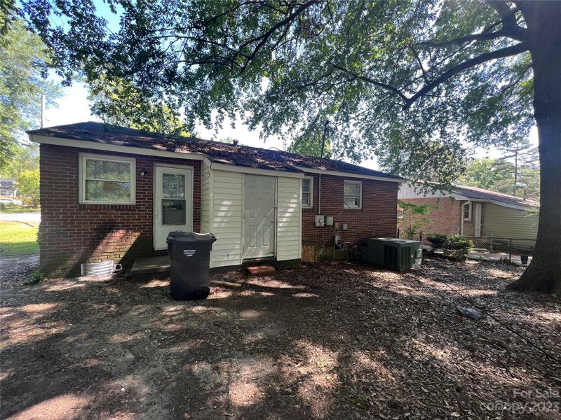 501 Peachtree St E, Dallas, NC 28034
