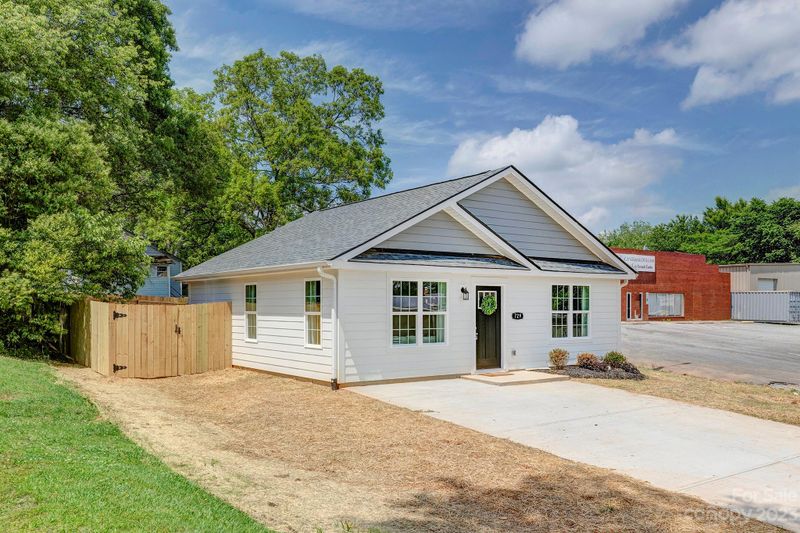 729 E Sycamore St, Lincolnton, NC 28092