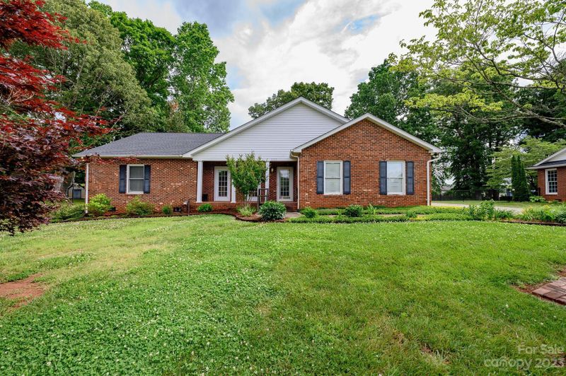 5222 Olde School Dr, Hickory, NC 28602