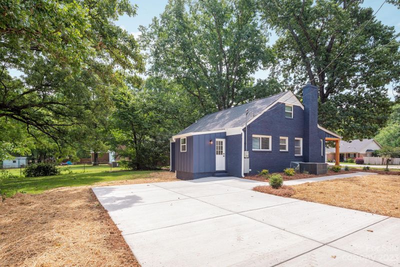 5734 Oak Dr, Charlotte, NC 28216