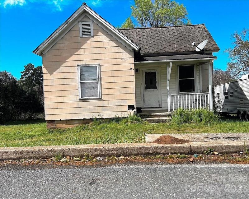 22 Broad St, Great Falls, SC 29055