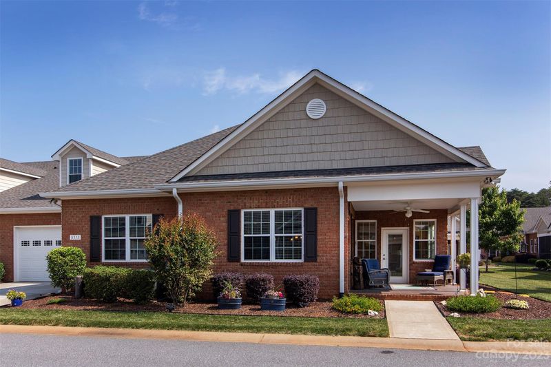 8313 Glacier Dr, Denver, NC 28037