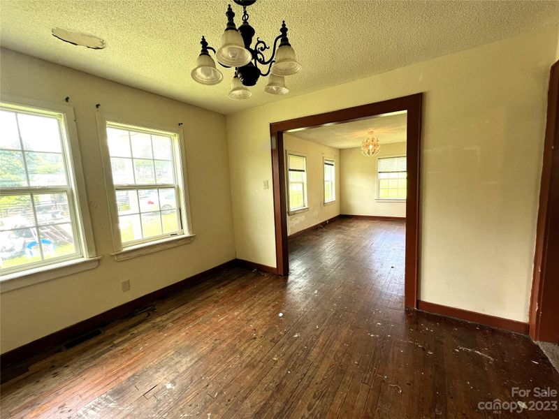 106 E Gibbs St, Dallas, NC 28034