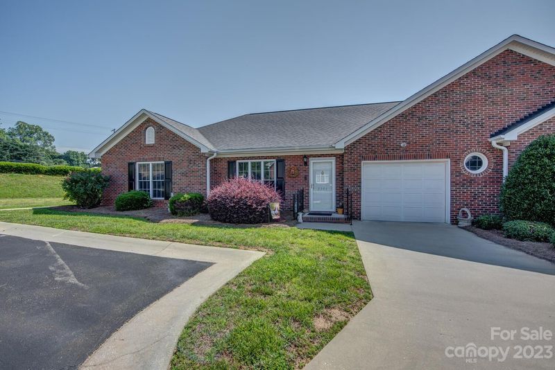 2304 Moorsman Ct, Gastonia, NC 28054