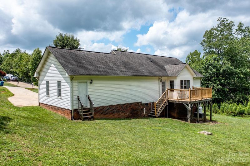 5560 Creek Point Dr, Hickory, NC 28601