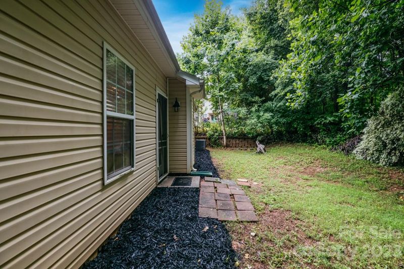 8208 Pozzi Rd, Charlotte, NC 28216
